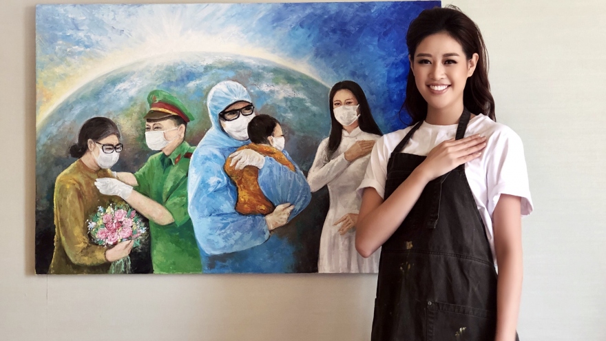 Hoa hậu Khánh Vân và ba vẽ bức tranh "Những trái tim yêu thương"